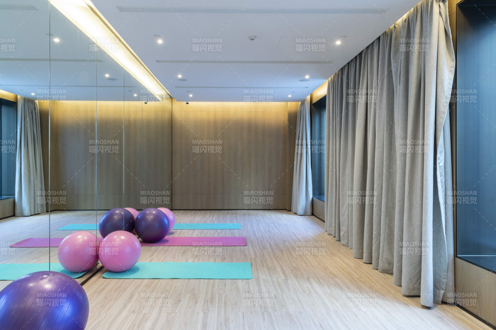 女性瑜伽练习室图片