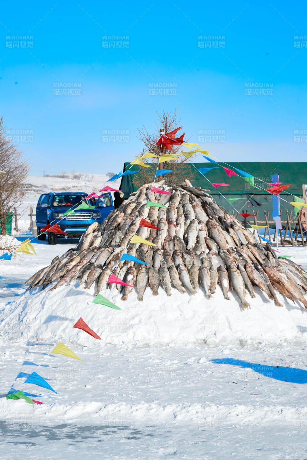 用冬捕野生湖鱼堆积的敖包图片