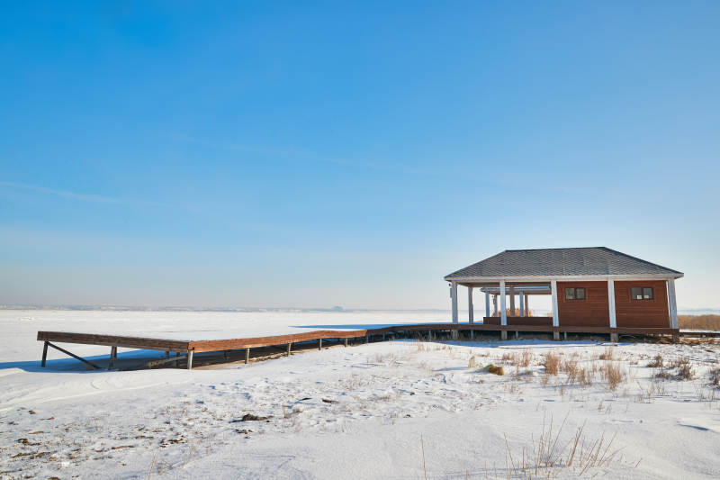 户外木屋及雪景风光图片