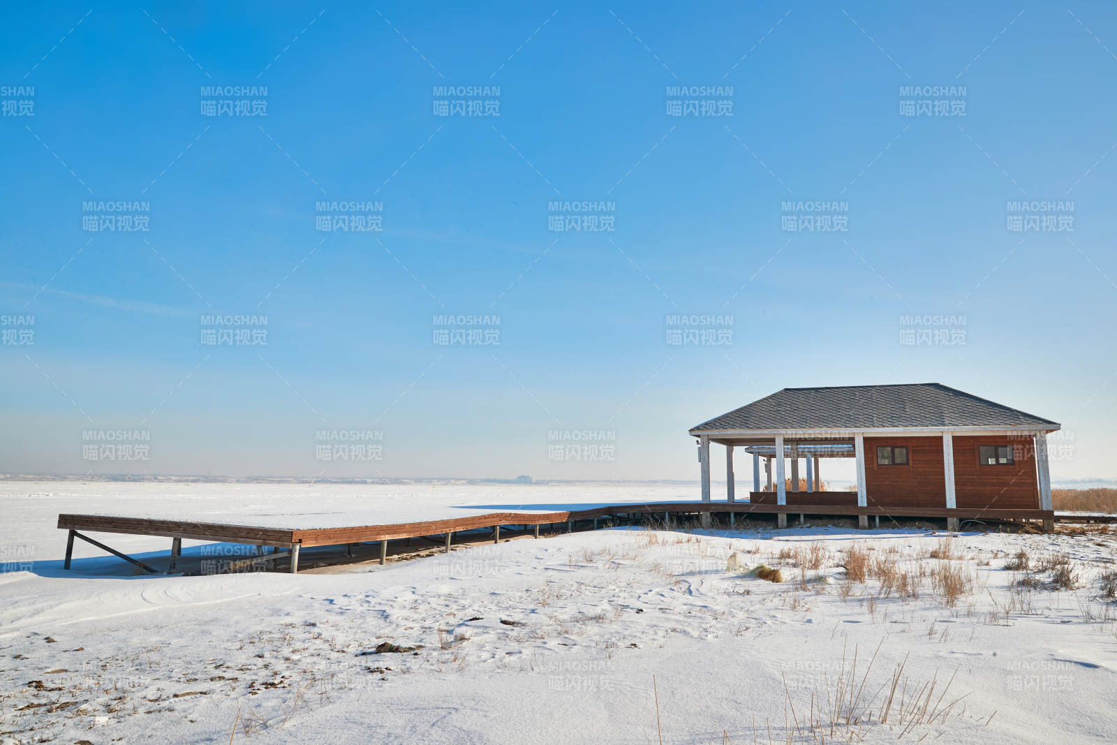 户外木屋及雪景风光图片