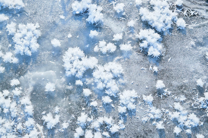 冬天野外溪水冻结冰层上的冰凌花冰松结晶图片