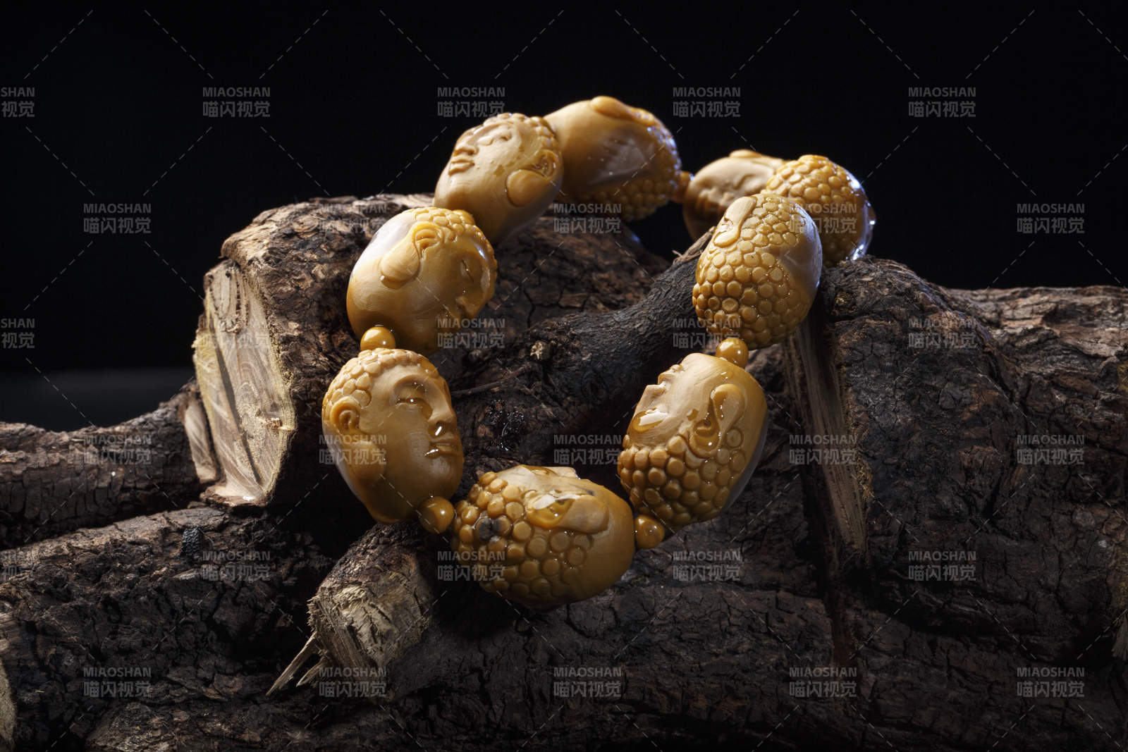 使用传统工艺精美雕刻的玉石玛瑙工艺品图片