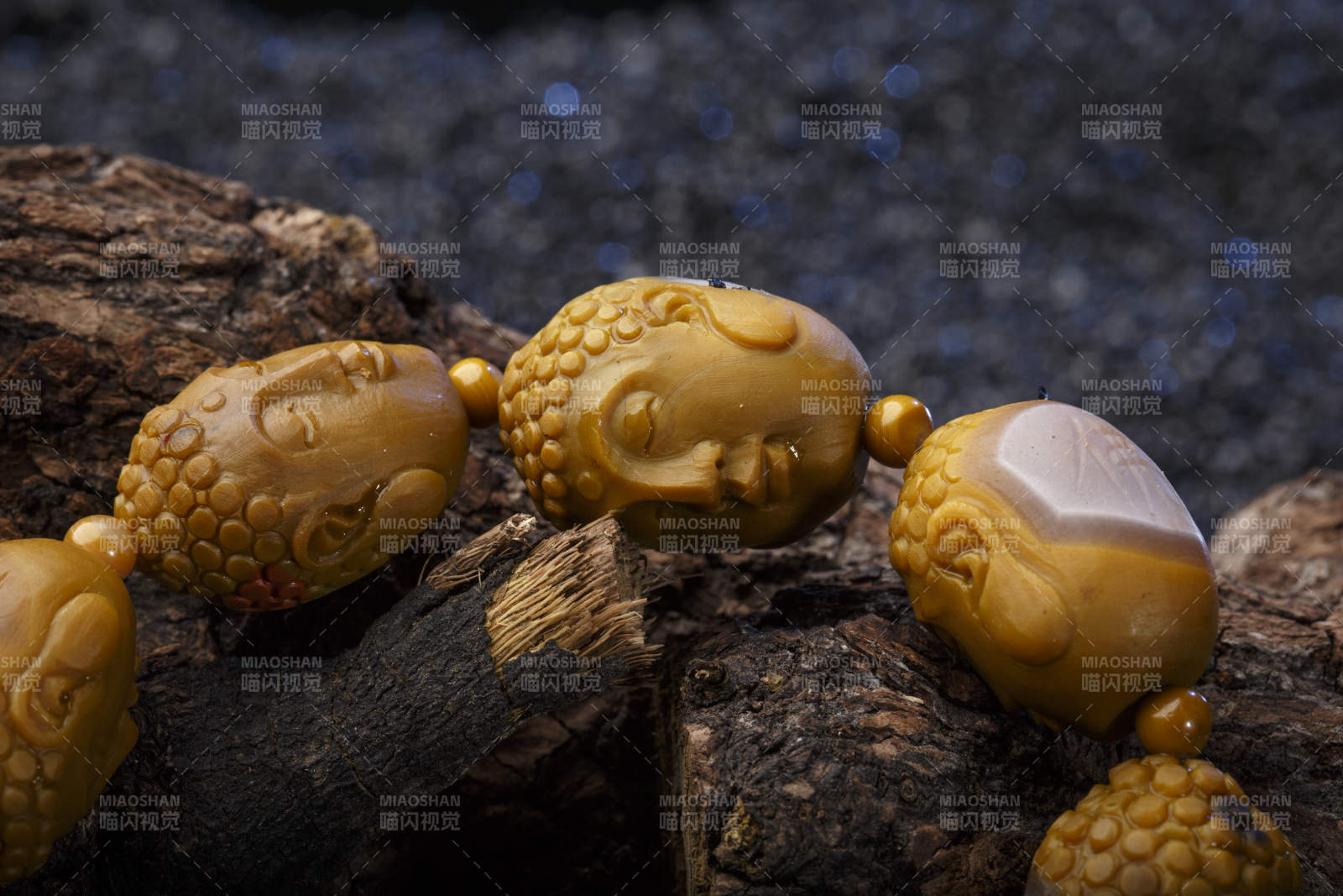 使用传统工艺精美雕刻的玉石玛瑙工艺品图片