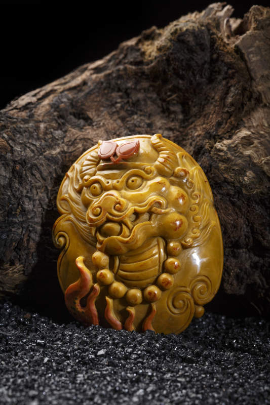 使用传统工艺精美雕刻的玉石玛瑙工艺品图片