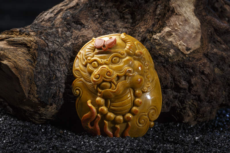 使用传统工艺精美雕刻的玉石玛瑙工艺品图片