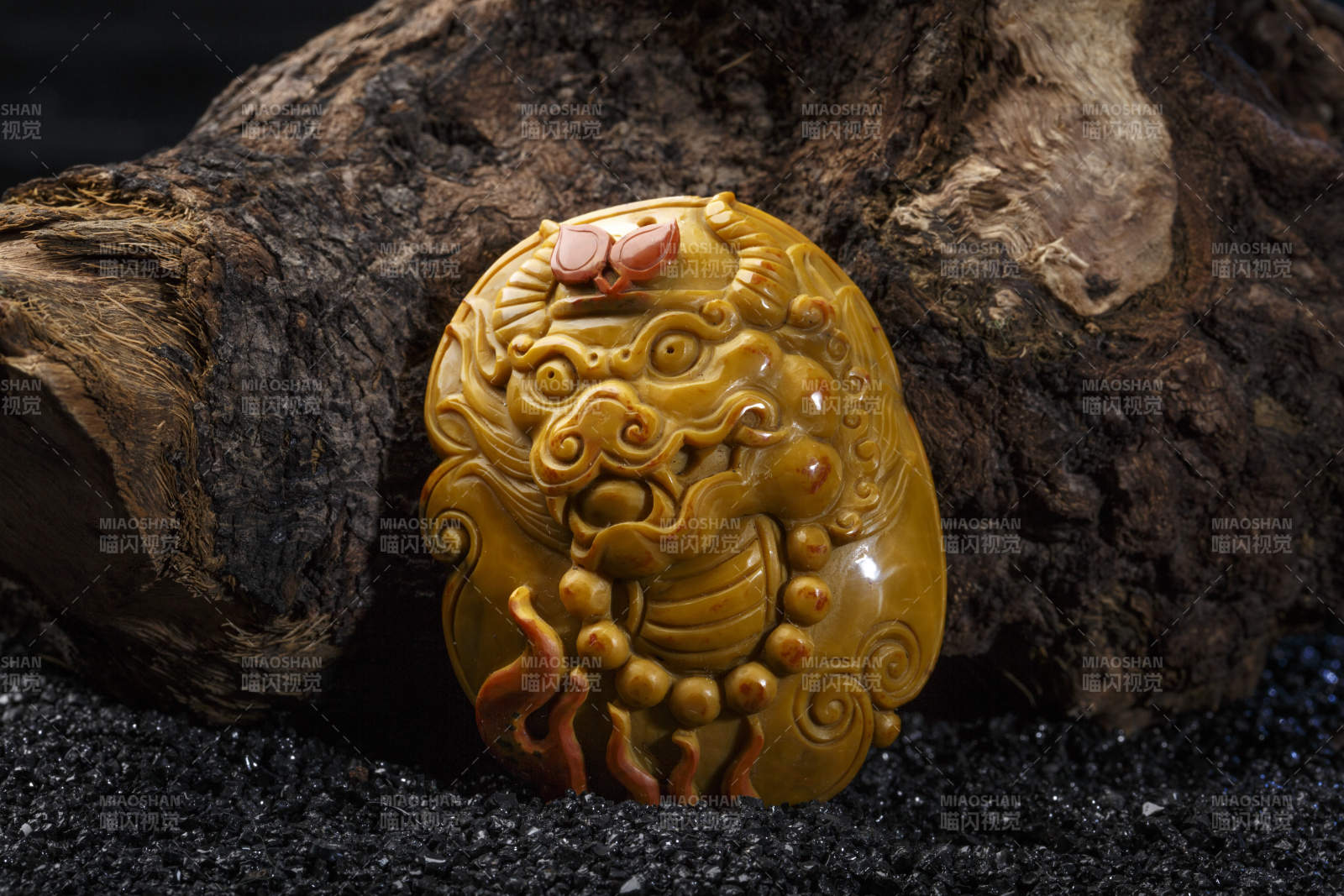 使用传统工艺精美雕刻的玉石玛瑙工艺品图片