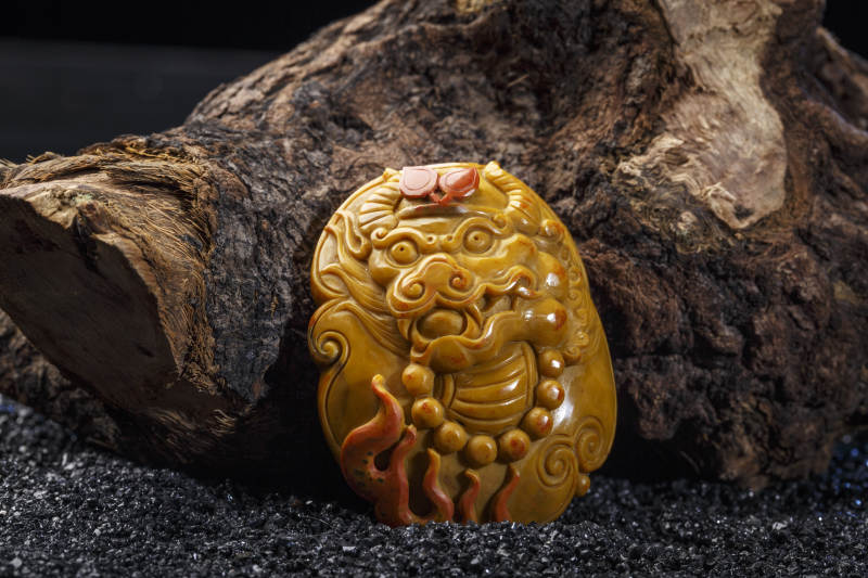 使用传统工艺精美雕刻的玉石玛瑙工艺品图片