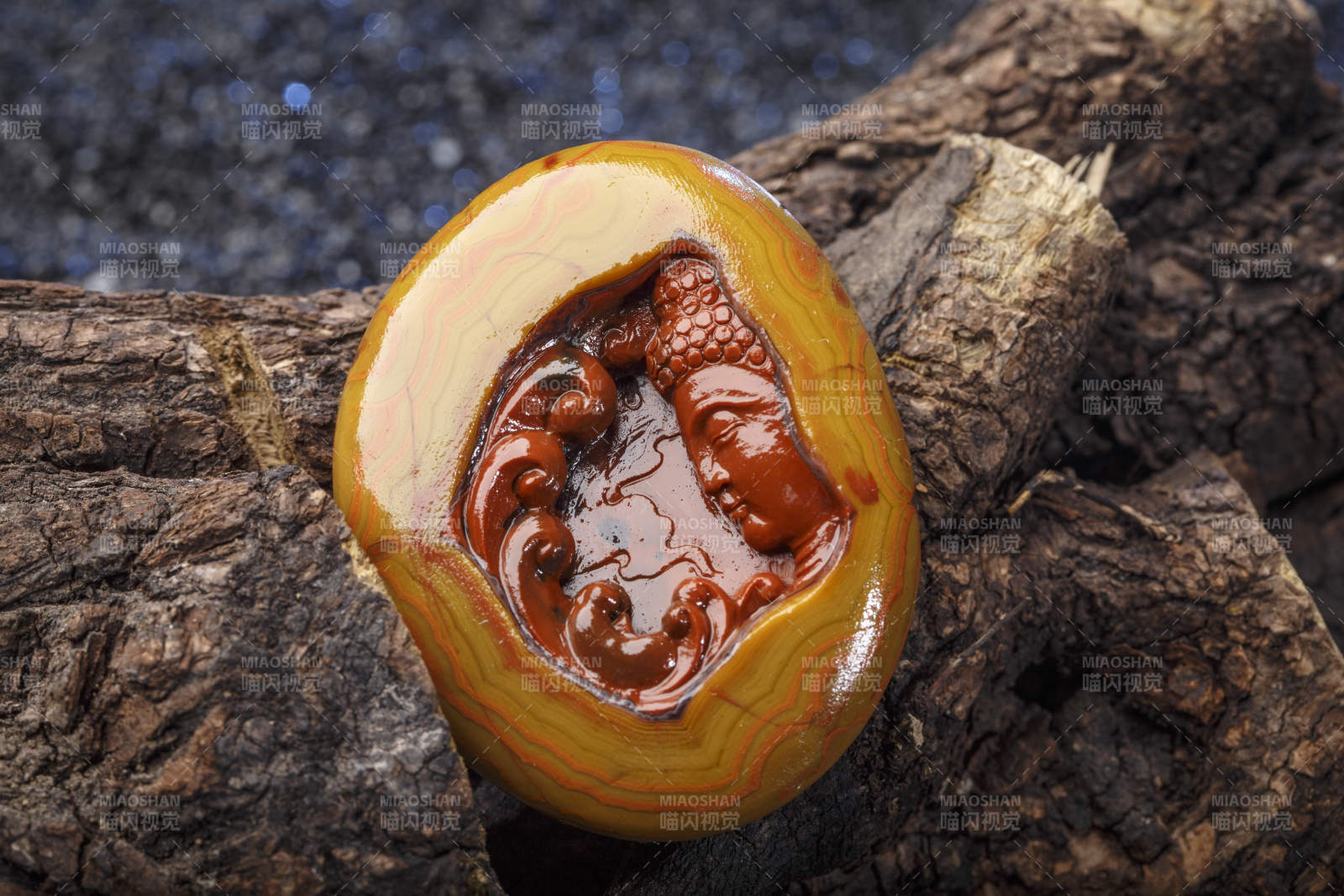 使用传统工艺精美雕刻的玉石玛瑙工艺品图片