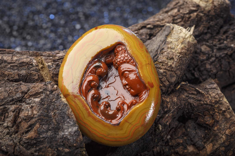 使用传统工艺精美雕刻的玉石玛瑙工艺品图片