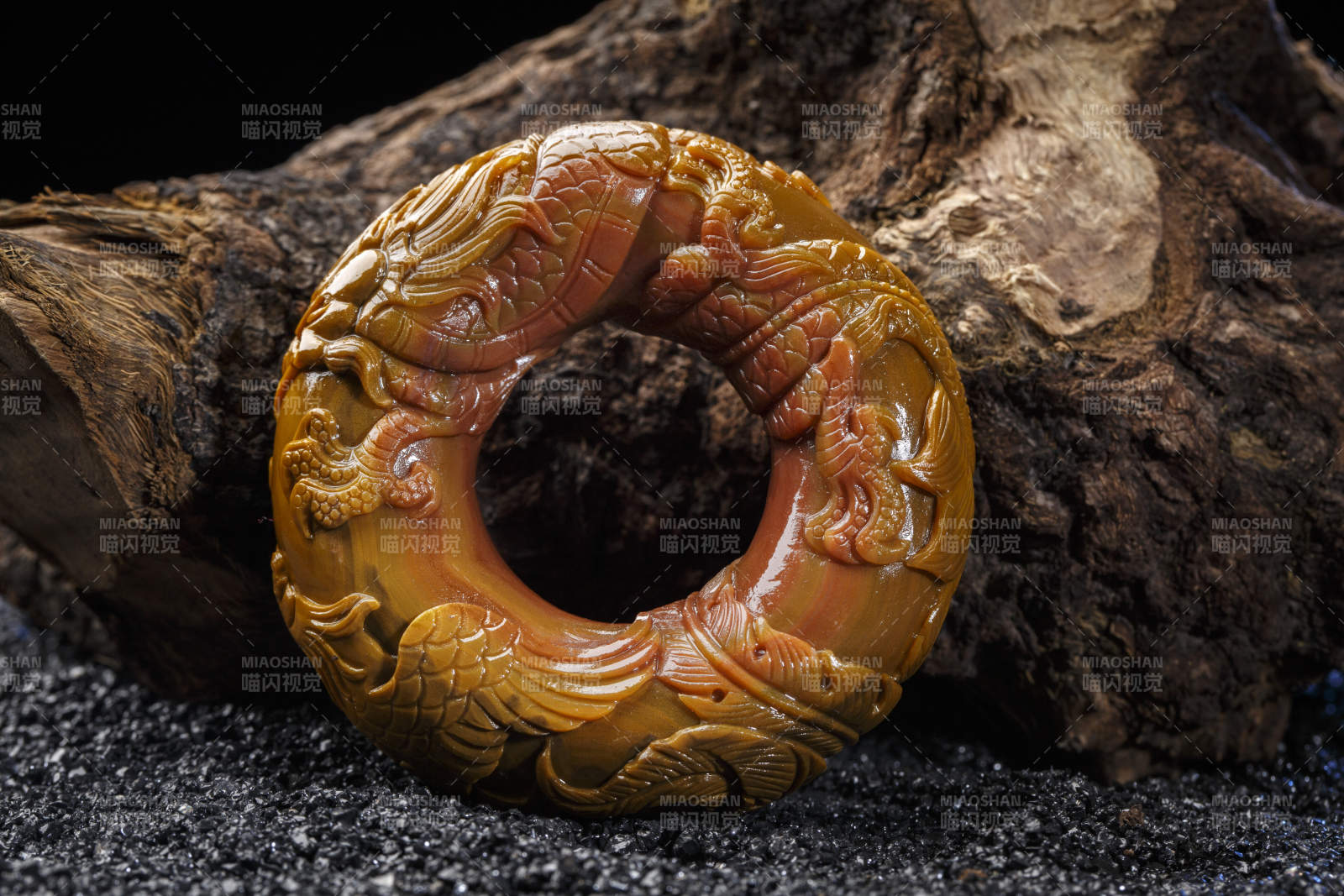 使用传统工艺精美雕刻的玉石玛瑙工艺品图片