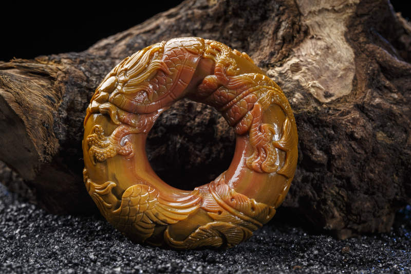 使用传统工艺精美雕刻的玉石玛瑙工艺品图片