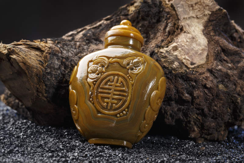 使用传统工艺精美雕刻的玉石玛瑙工艺品图片