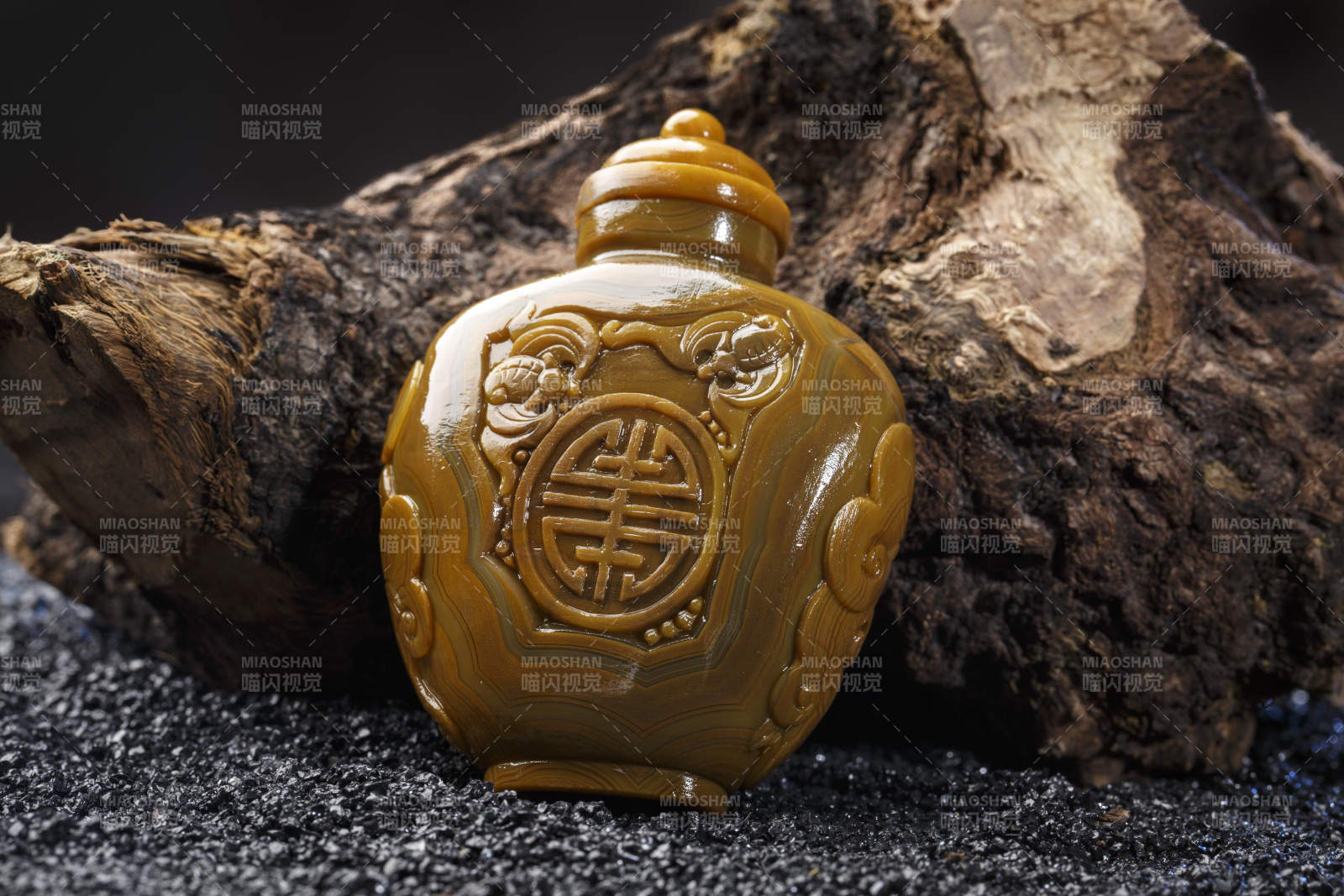 使用传统工艺精美雕刻的玉石玛瑙工艺品图片