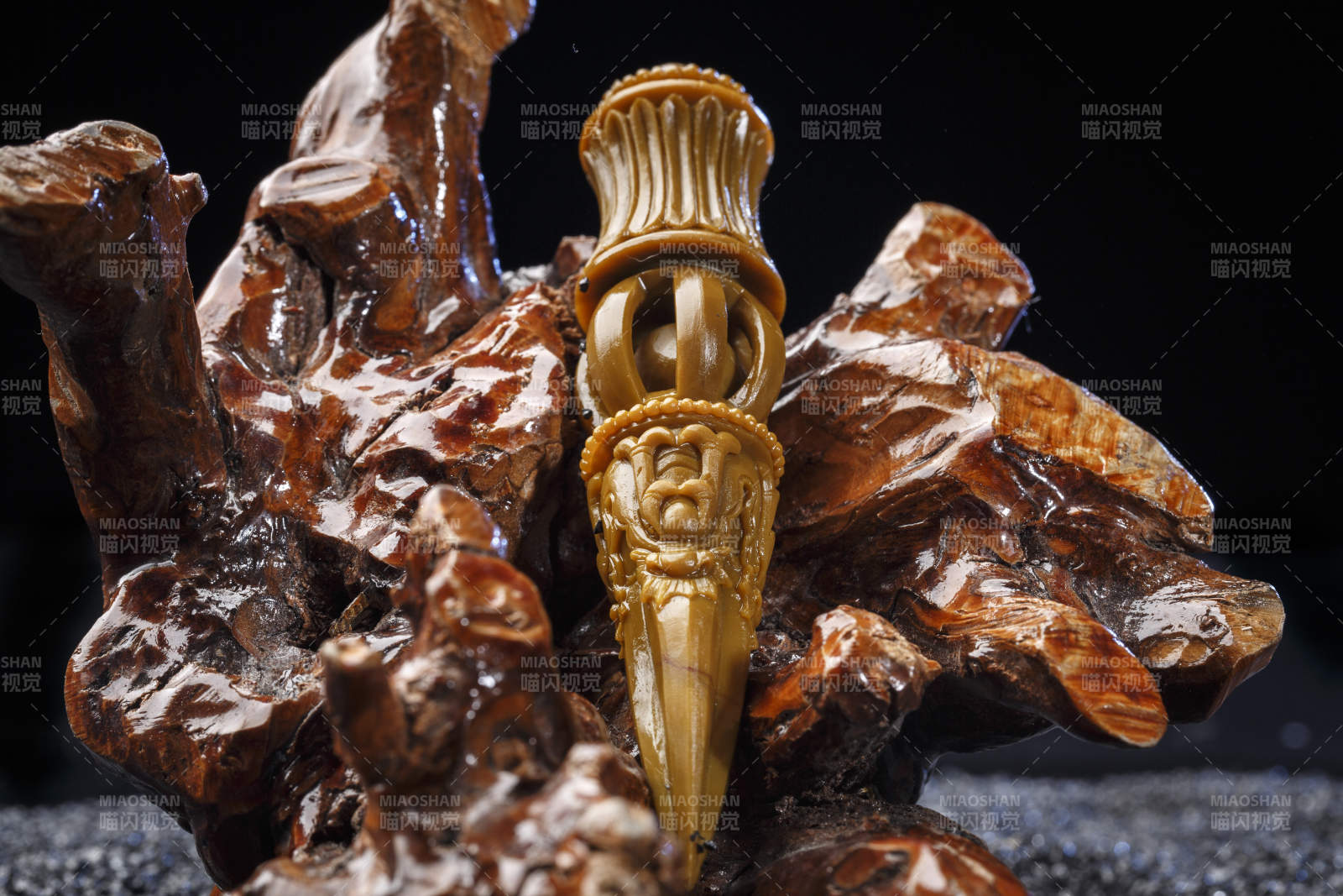 使用传统工艺精美雕刻的玉石玛瑙工艺品图片