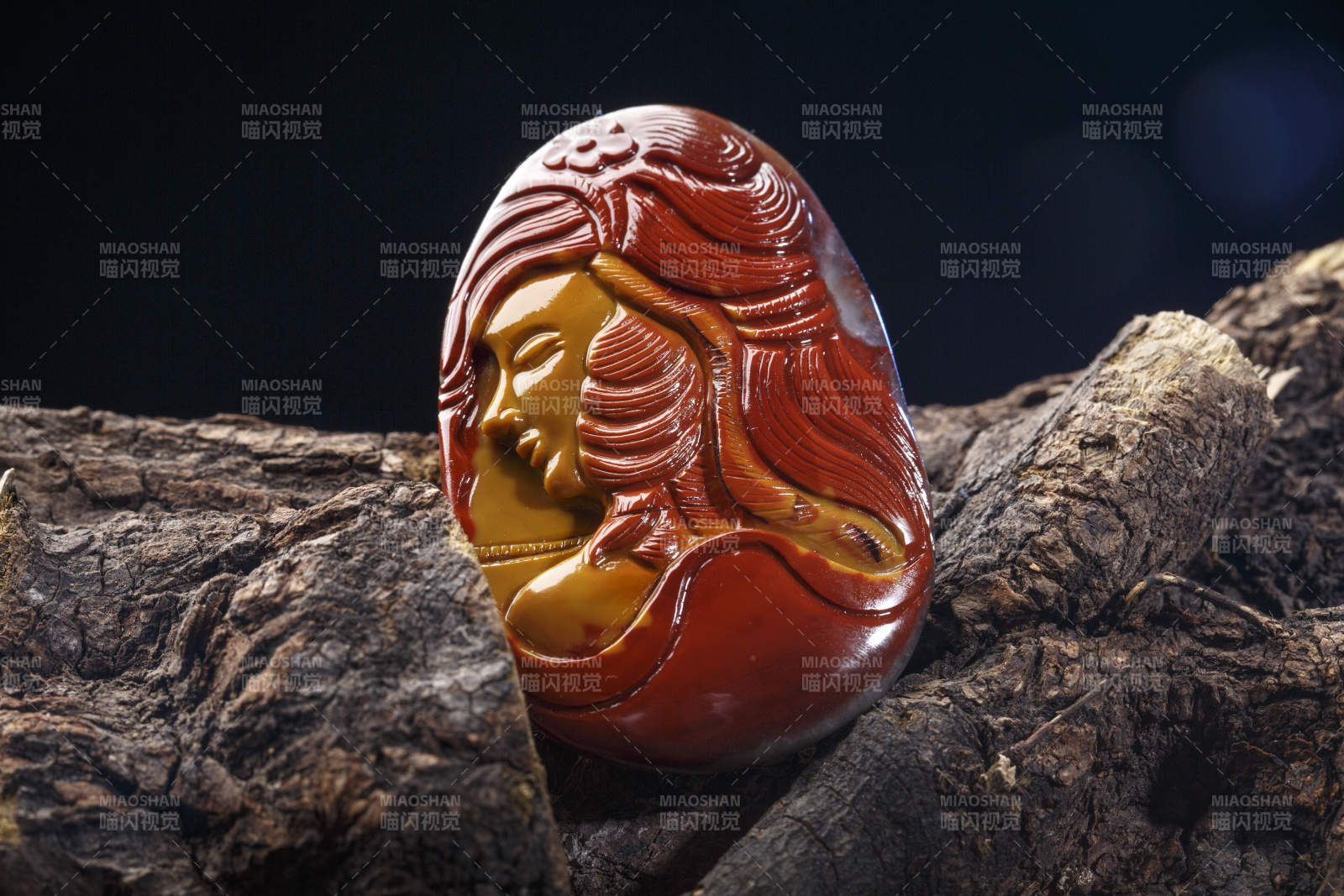 使用传统工艺精美雕刻的玉石玛瑙工艺品图片