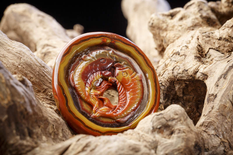 使用传统工艺精美雕刻的玉石玛瑙工艺品图片