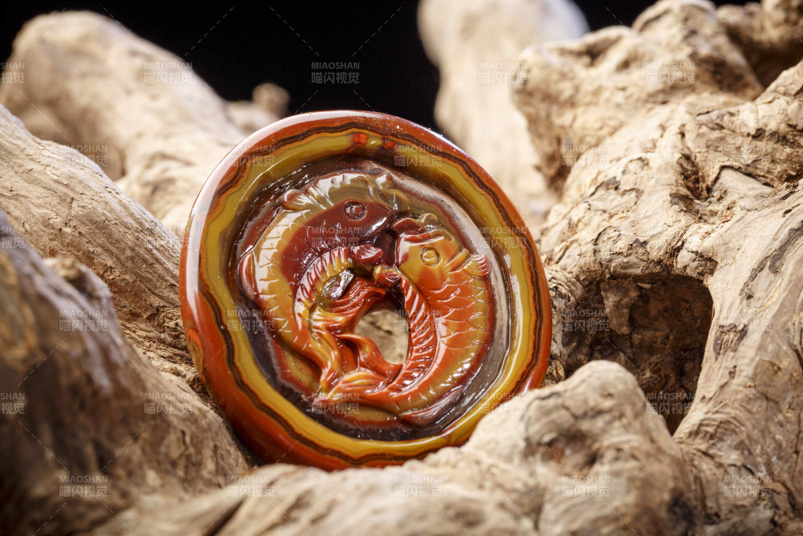 使用传统工艺精美雕刻的玉石玛瑙工艺品图片