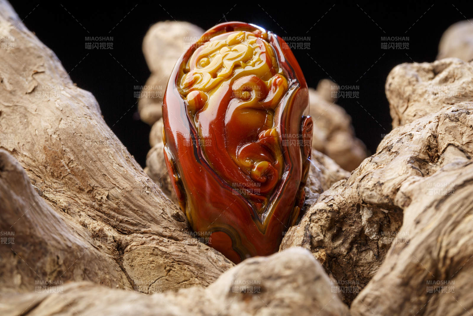 使用传统工艺精美雕刻的玉石玛瑙工艺品图片