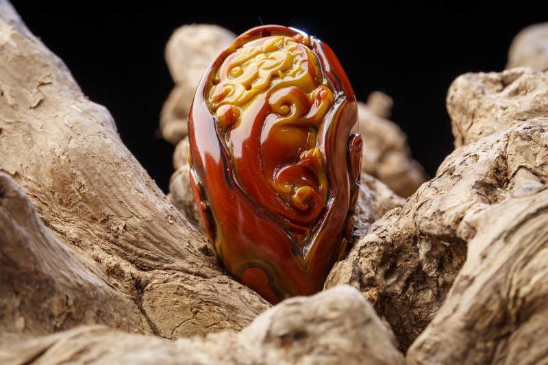 使用传统工艺精美雕刻的玉石玛瑙工艺品图片