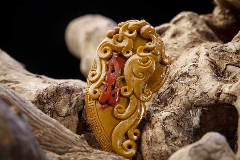 使用传统工艺精美雕刻的玉石玛瑙工艺品图片