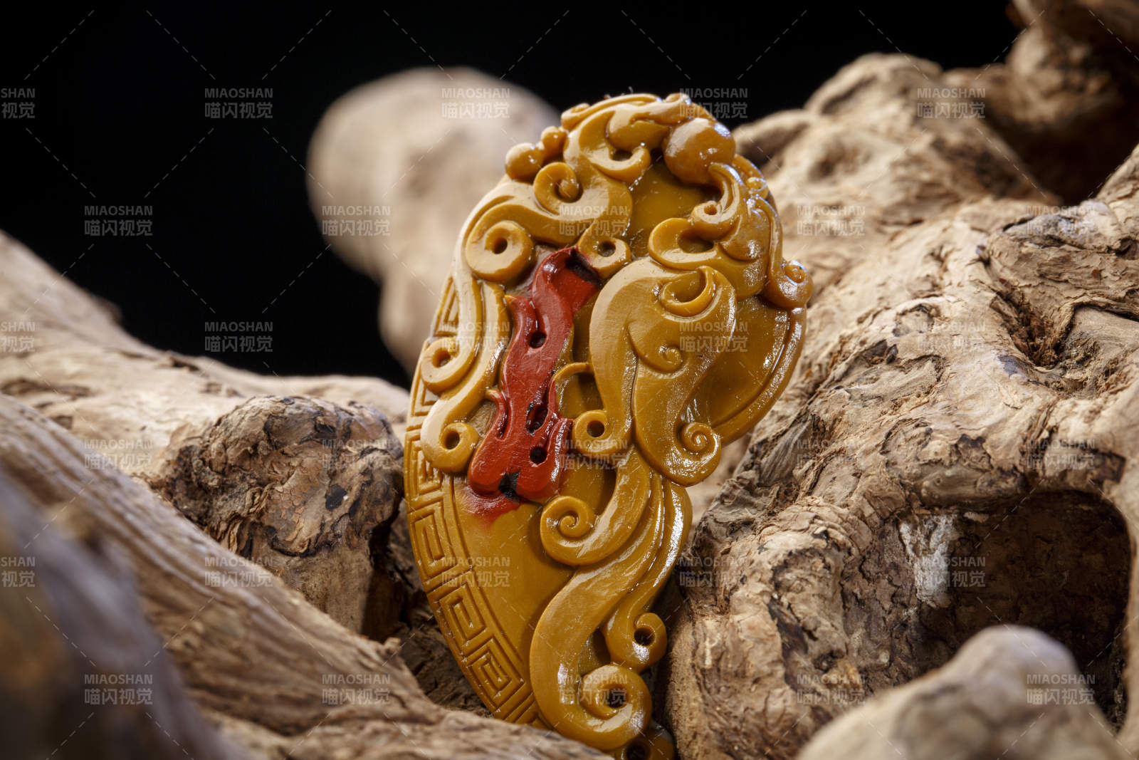 使用传统工艺精美雕刻的玉石玛瑙工艺品图片