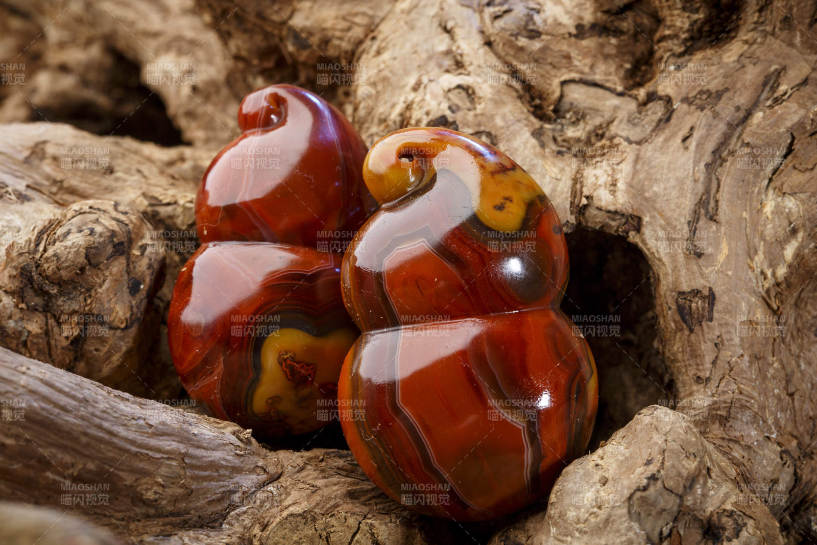 使用传统工艺精美雕刻的玉石玛瑙工艺品图片