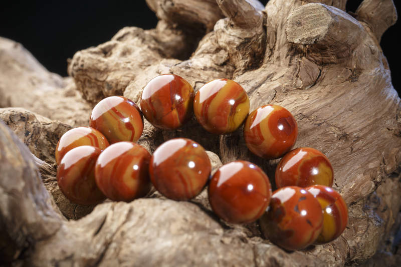 使用传统工艺精美雕刻的玉石玛瑙工艺品图片