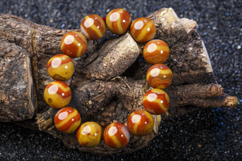 使用传统工艺精美雕刻的玉石玛瑙工艺品图片