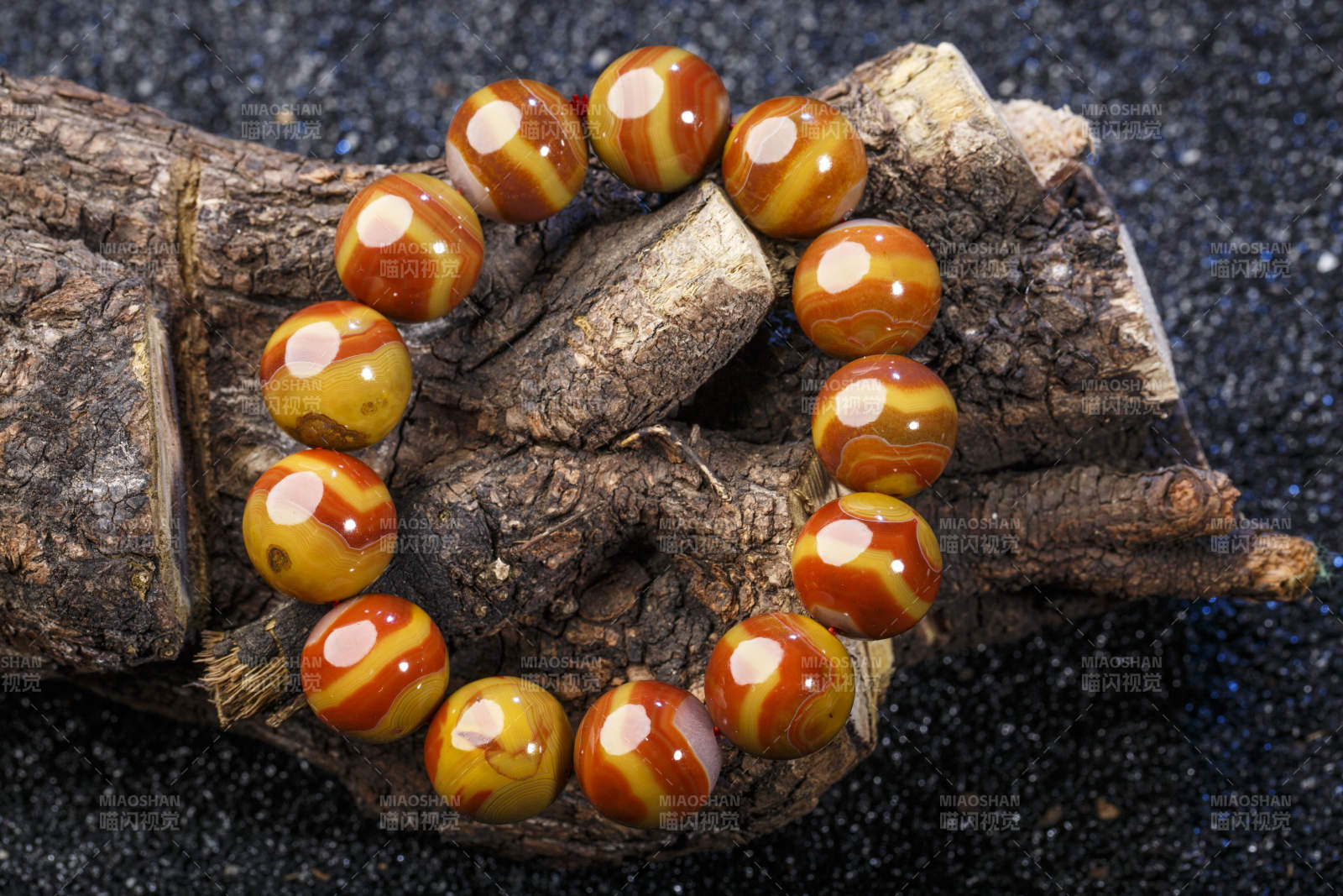 使用传统工艺精美雕刻的玉石玛瑙工艺品图片