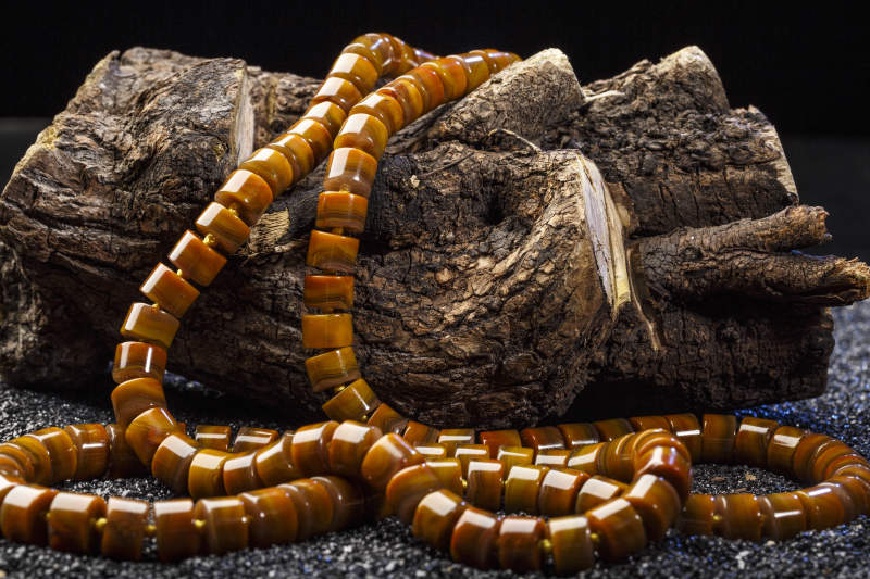 使用传统工艺精美雕刻的玉石玛瑙工艺品图片