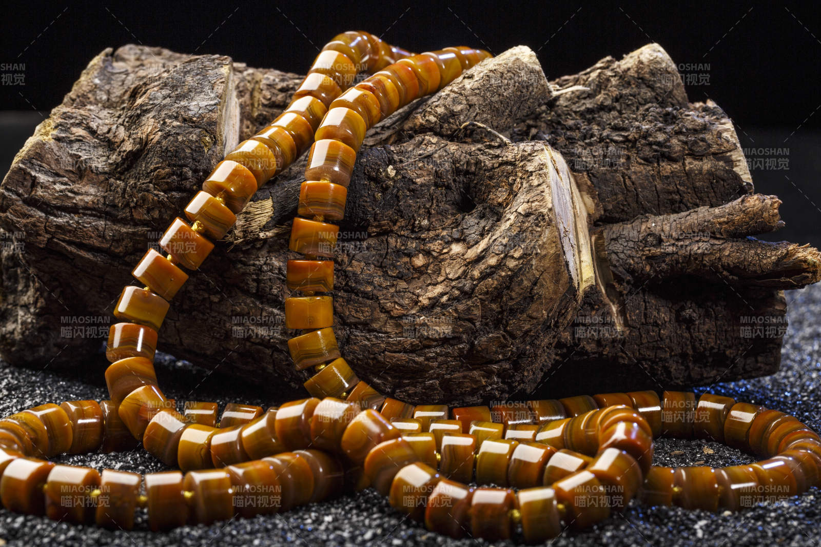 使用传统工艺精美雕刻的玉石玛瑙工艺品图片