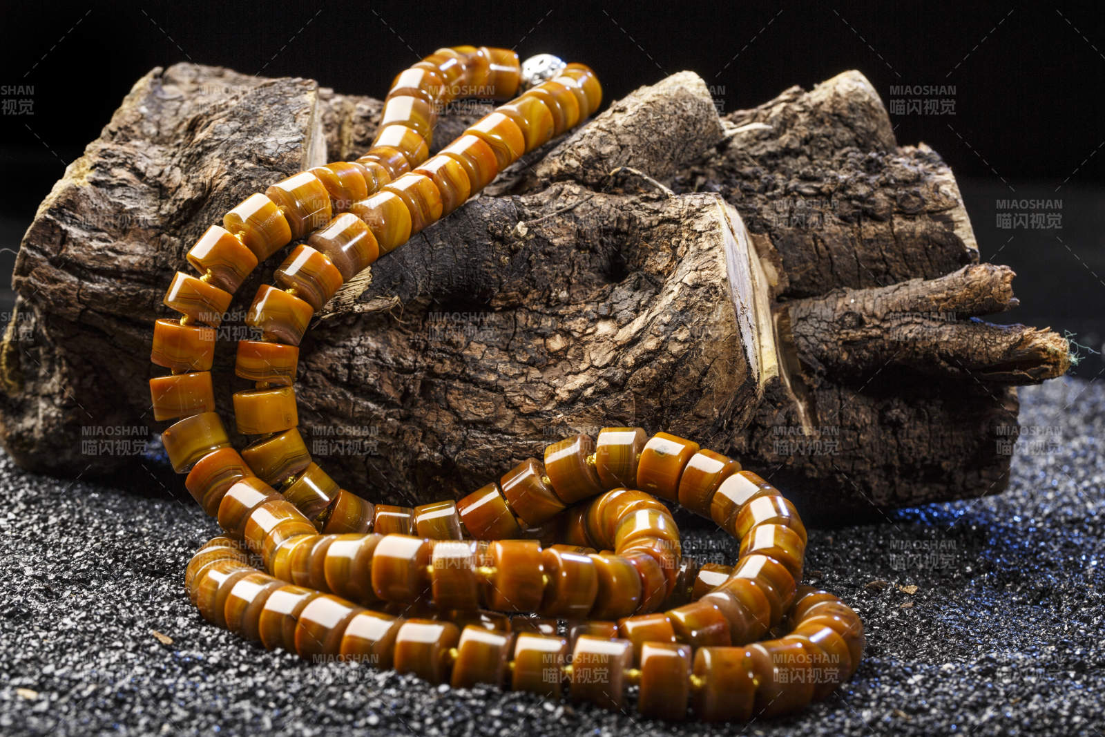 使用传统工艺精美雕刻的玉石玛瑙工艺品图片