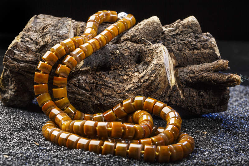 使用传统工艺精美雕刻的玉石玛瑙工艺品图片