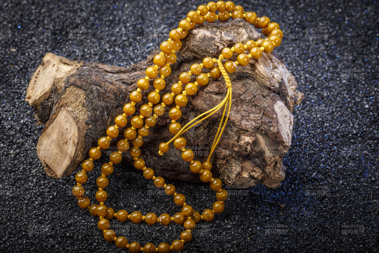 使用传统工艺精美雕刻的玉石玛瑙工艺品图片