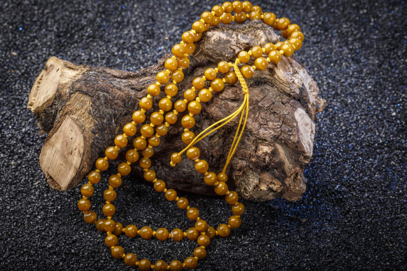 使用传统工艺精美雕刻的玉石玛瑙工艺品图片