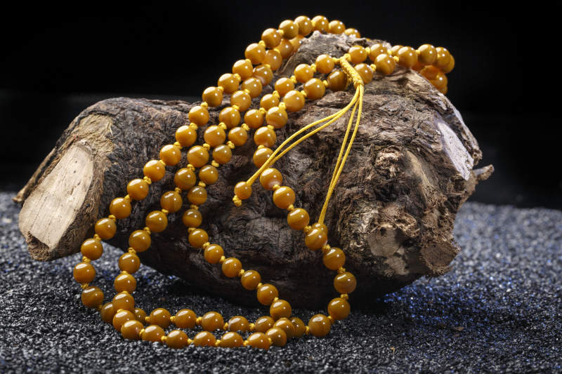 使用传统工艺精美雕刻的玉石玛瑙工艺品图片