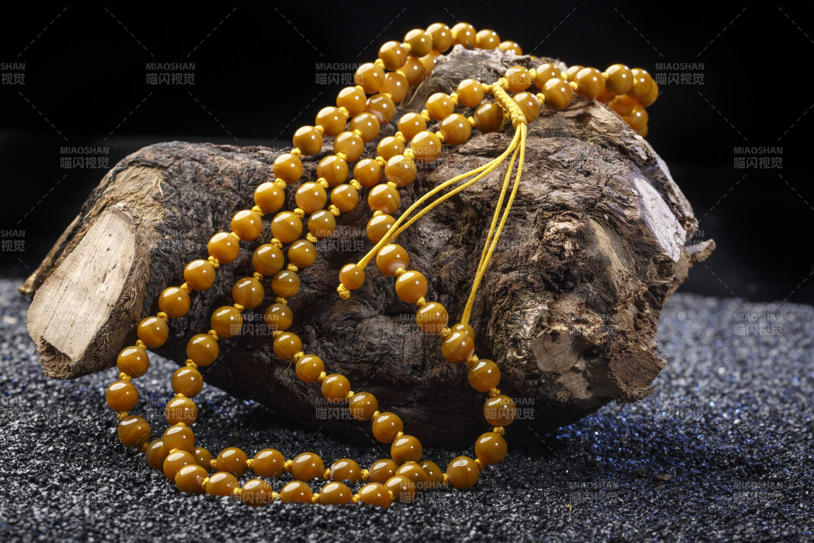 使用传统工艺精美雕刻的玉石玛瑙工艺品图片