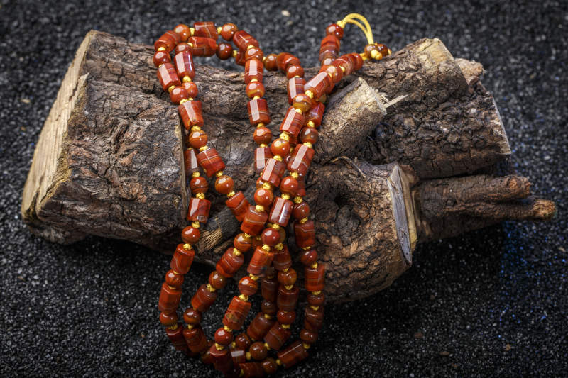 使用传统工艺精美雕刻的玉石玛瑙工艺品图片