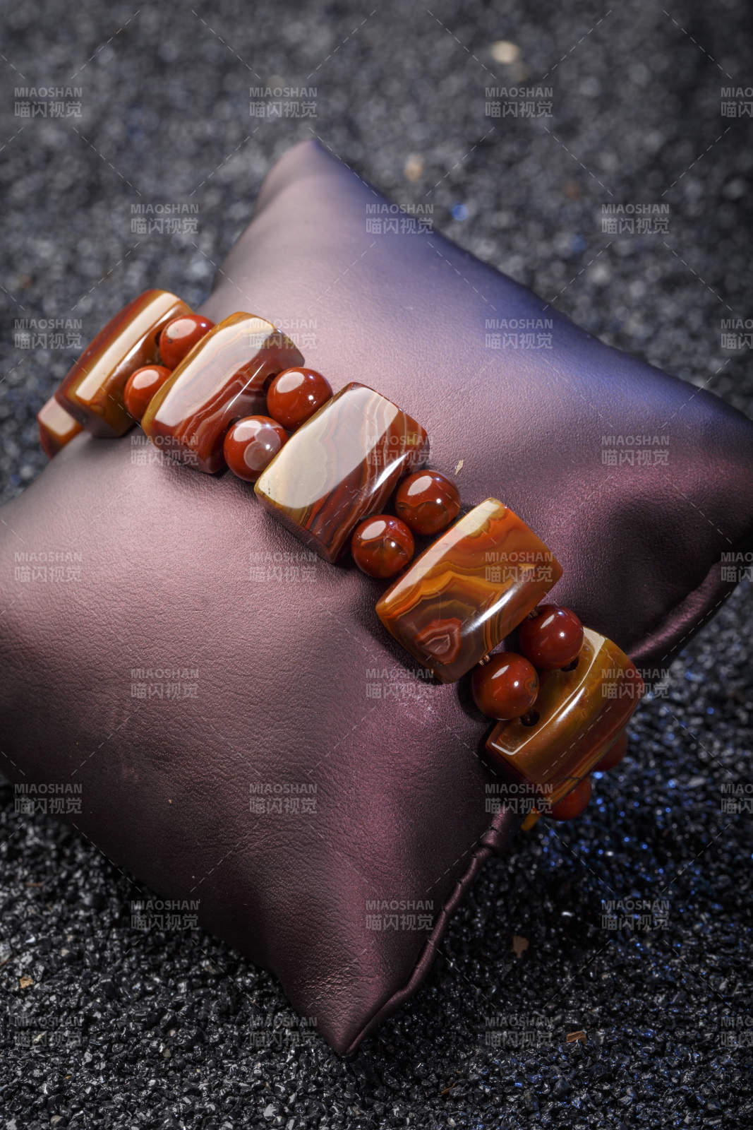 使用传统工艺精美雕刻的玉石玛瑙工艺品图片