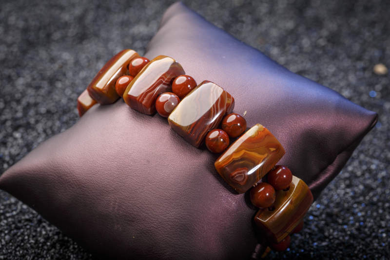 使用传统工艺精美雕刻的玉石玛瑙工艺品图片