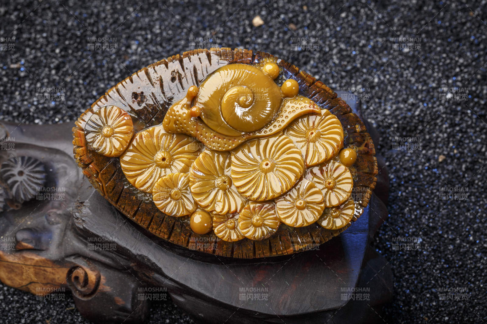 使用传统工艺精美雕刻的玉石玛瑙工艺品图片