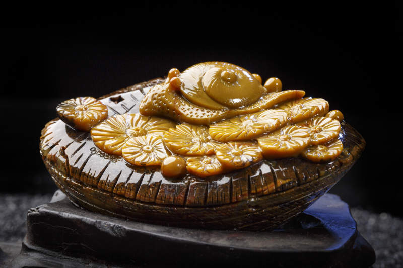 使用传统工艺精美雕刻的玉石玛瑙工艺品图片