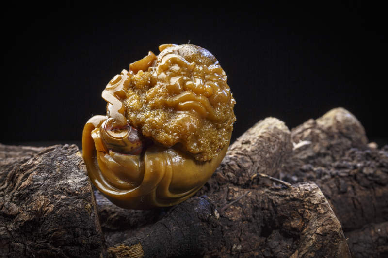 使用传统工艺精美雕刻的玉石玛瑙工艺品图片