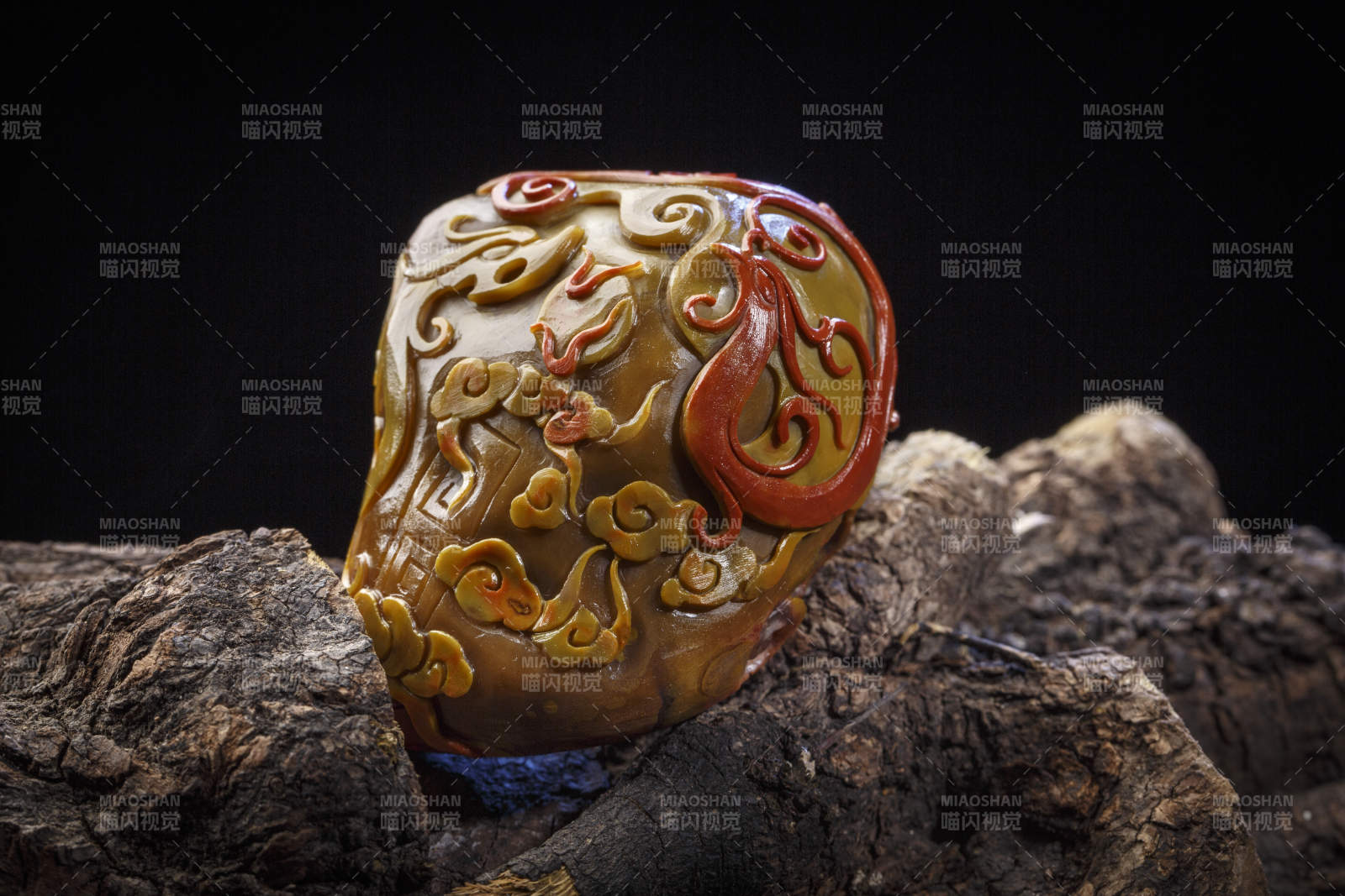 使用传统工艺精美雕刻的玉石玛瑙工艺品图片