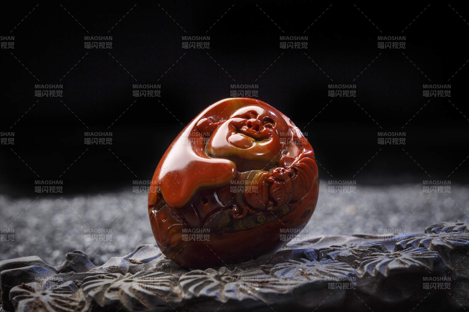 使用传统工艺精美雕刻的玉石玛瑙工艺品图片