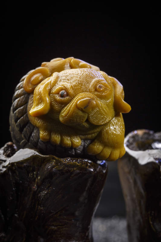 使用传统工艺精美雕刻的玉石玛瑙工艺品图片