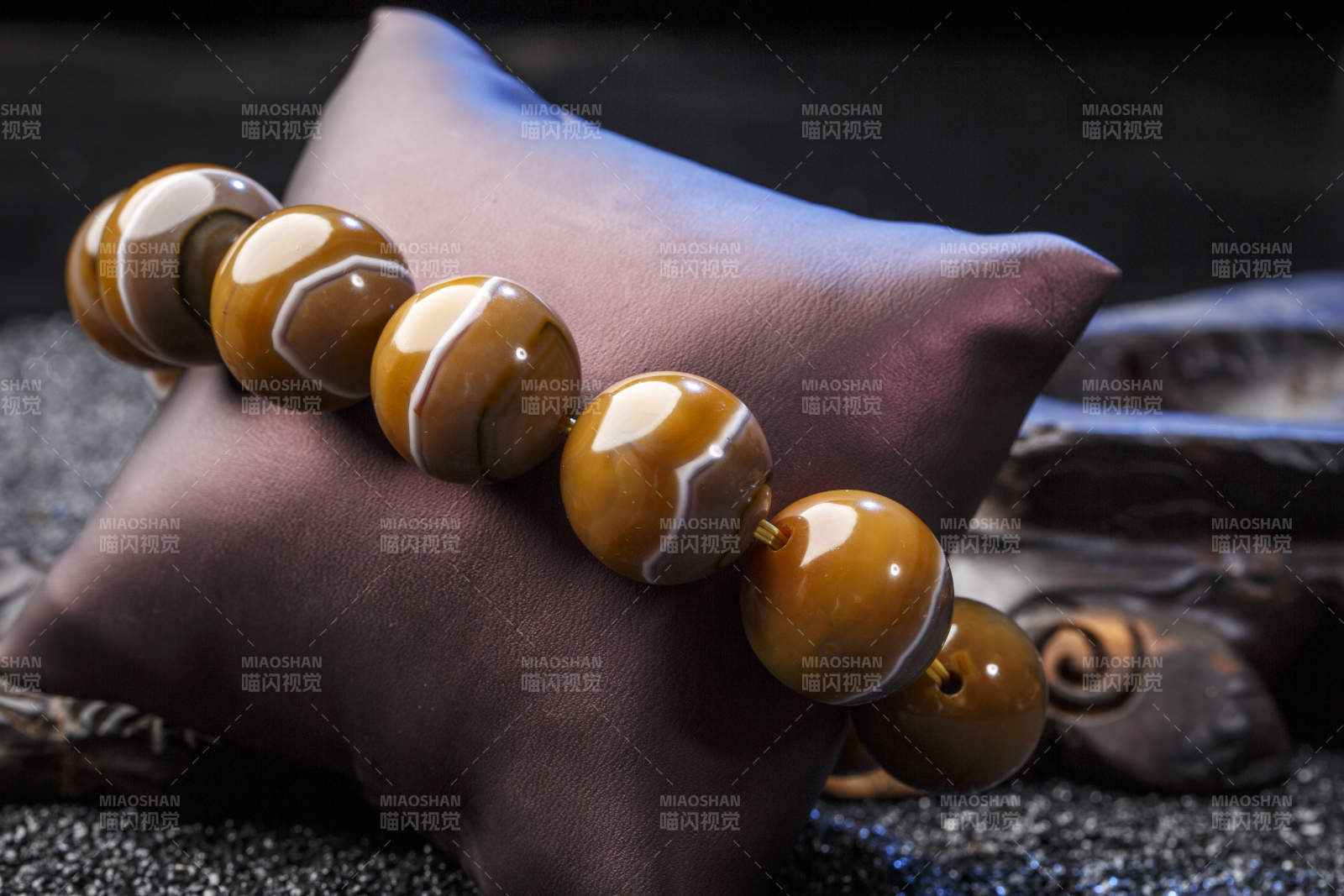 使用传统工艺精美雕刻的玉石玛瑙工艺品图片