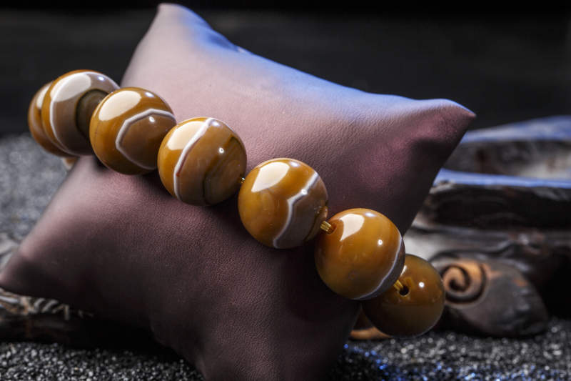 使用传统工艺精美雕刻的玉石玛瑙工艺品图片