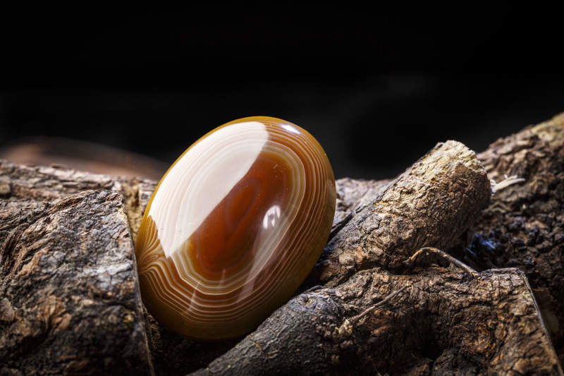 使用传统工艺精美雕刻的玉石玛瑙工艺品图片