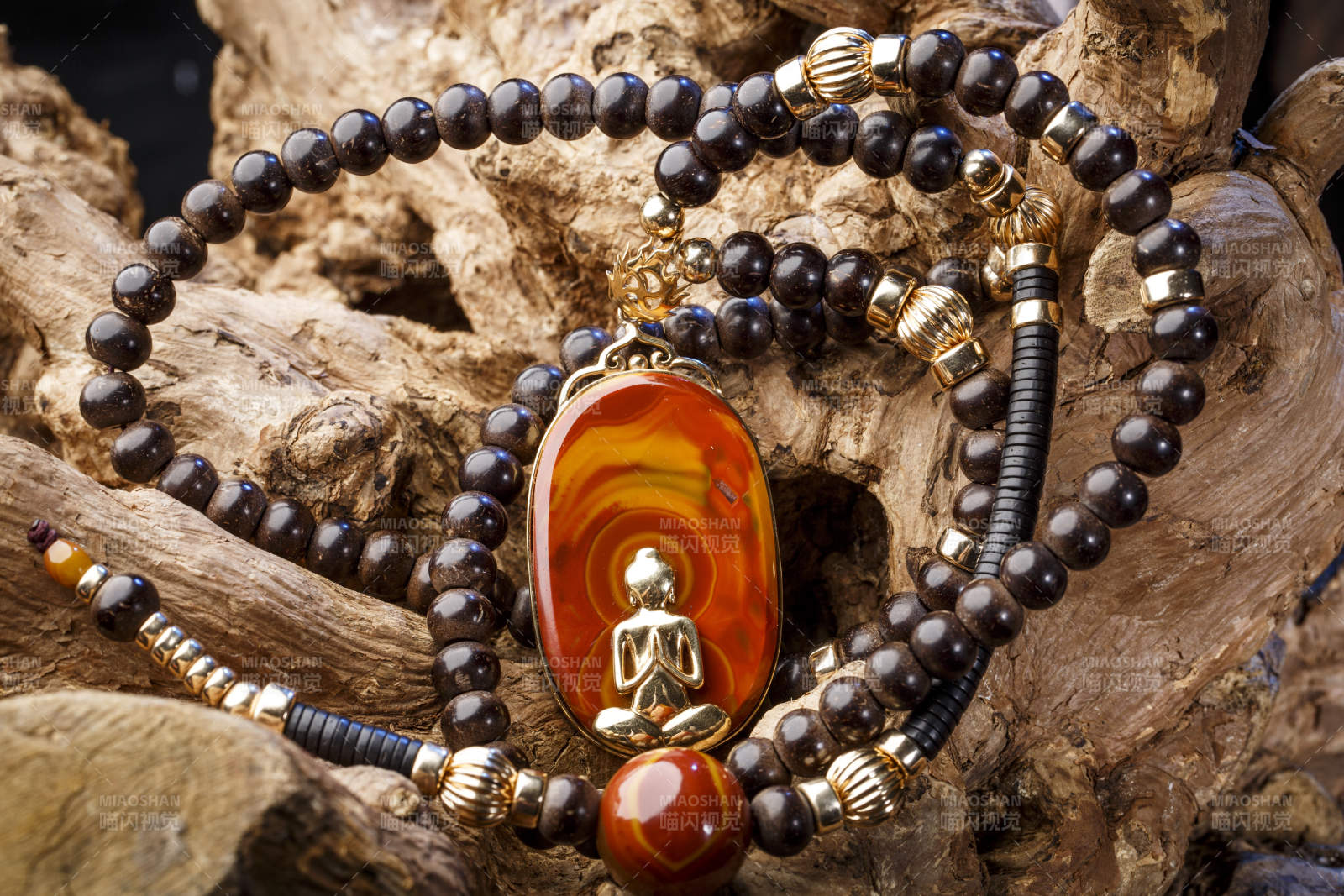 使用传统工艺精美雕刻的玉石玛瑙工艺品图片